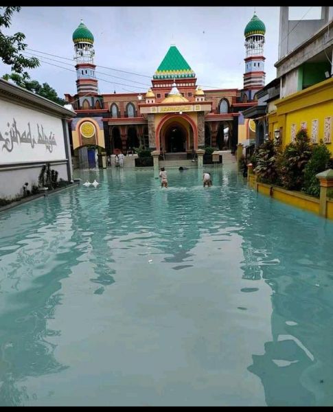 TERENDAM : Halaman Masjid blega yang terendam banjir.