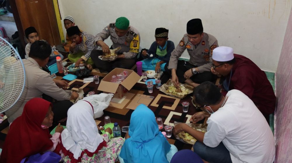 Kapolsek Lawang Kidul didampingi Bhabinkamtibmas Lawang Kidul serta para personil Polsek Lawang Kidul, pengurus Rumah Qur'an Birul dan anak yatim piatu makan bersama