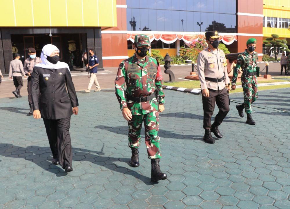 Gubernur Jatim, Pangdam V Brawijaya dan Kapolda Jatim saat meninjau kesiapan pasukan gabungan larangan mudik(DOK:ist/Advokasi.co)