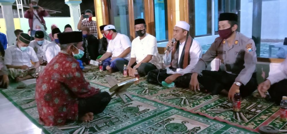 Ngatimin berbaju merah, dihadapan Habib Yahya dan masyarakat yang menyaksikan pelaksanaan sumpah Al-Qur'an. (Foto: Heri)