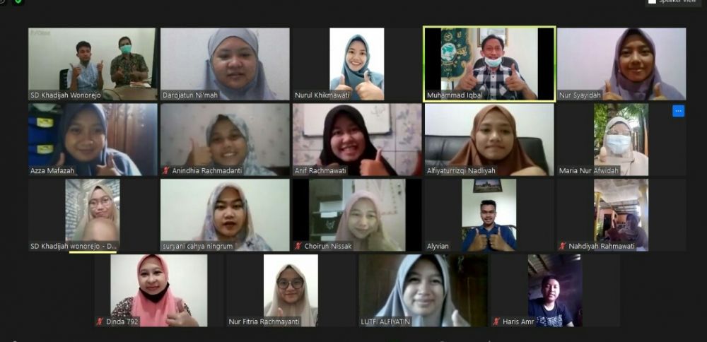 Para Murid SD Khadijah Wonorejo Surabaya saat mengikuti penyerahan raport secara online. (foto/ist)