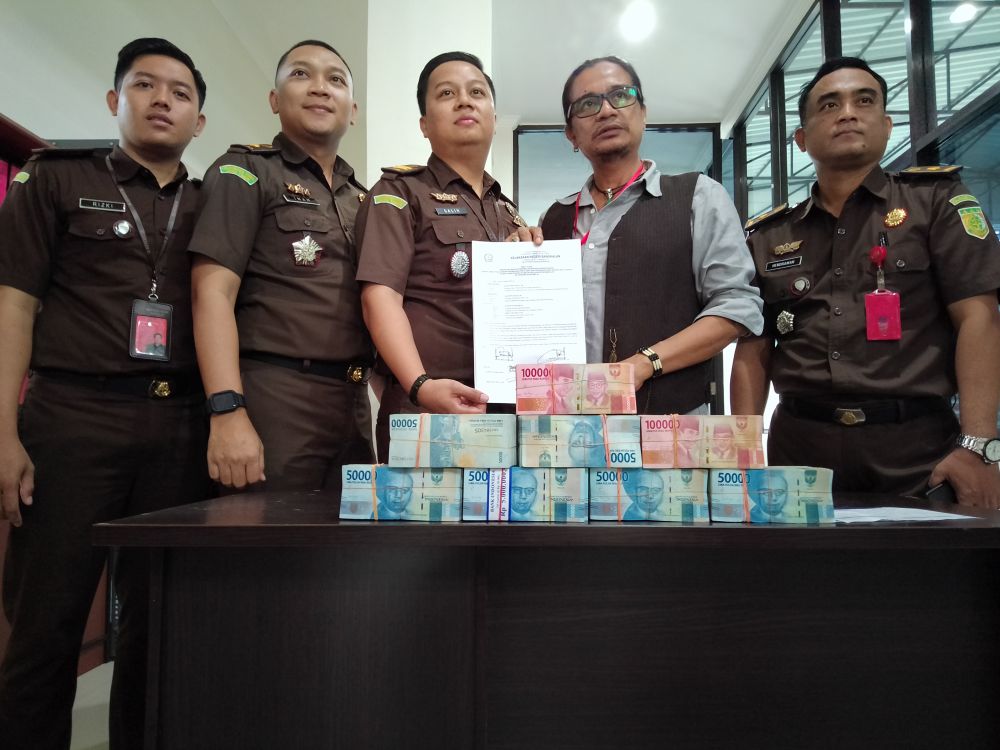 Kuasa hukum SA, Risang Bima Wijaya(tengah) saat melakukan pengembalian uang ke Kejari Bangkalan(DOK:wahyu/advokasi.co)